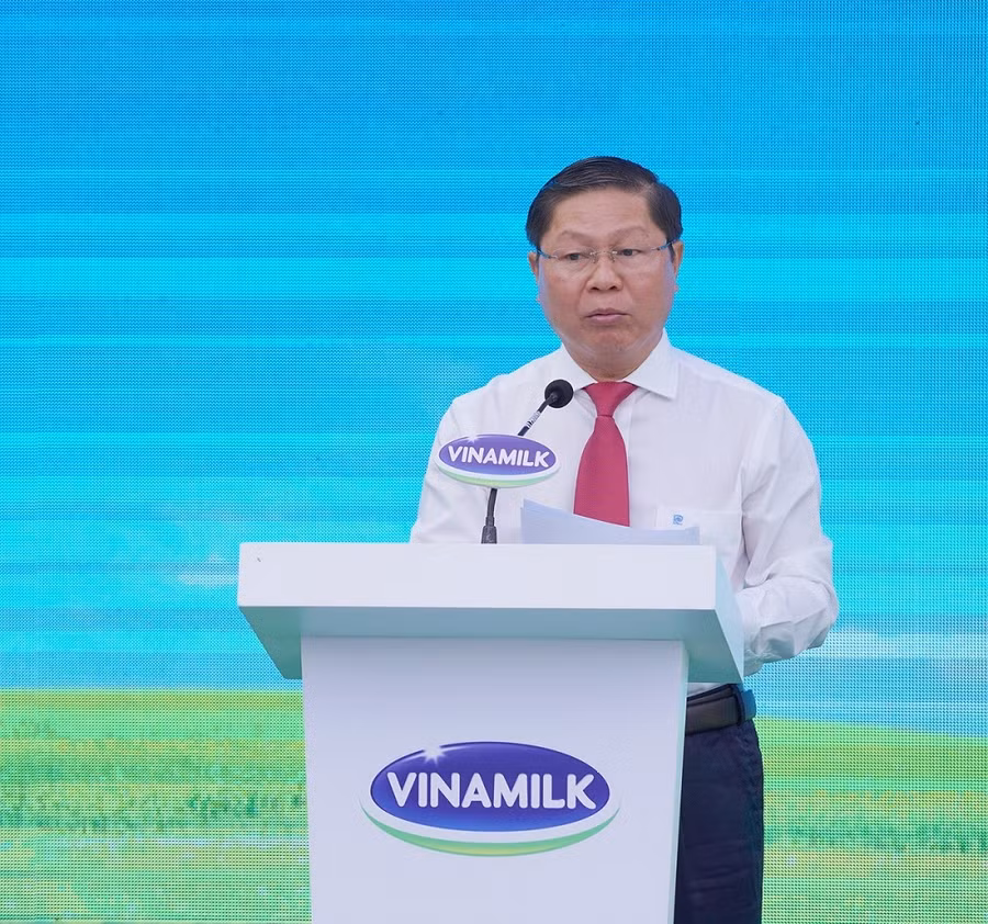 Ông Lê Tấn Dũng – Thứ trưởng Bộ Lao động Thương binh xã hội lên sân khấu có đôi lời phát biểu.