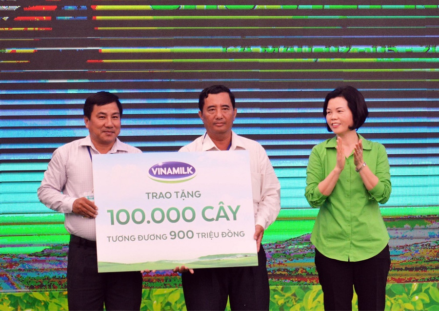 Bà Bùi Thị Hương – Giám đốc Điều hành Vinamilk trao bảng cây xanh tượng trưng cho Ông Lý Hoàng Tiến – Chủ tịch UBND huyện Ngọc Hiển và Ông Phạm Phúc Giang – Chủ tịch UBND huyện Cái Nước Bà Bùi Thị Hương – Giám đốc Điều hành Vinamilk trao bảng cây xanh tượng trưng cho Ông Lý Hoàng Tiến – Chủ tịch UBND huyện Ngọc Hiển và Ông Phạm Phúc Giang – Chủ tịch UBND huyện Cái Nước