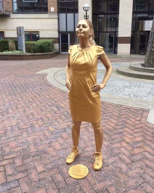 Trông Jade giống như một bức tượng thực sự