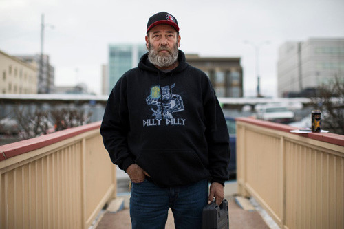 Floyd Hall, 53 tuổi, tham gia vào một nhóm những người chuyên theo dõi những vụ trộm xe ở thành phố Anchorage, bang Alaska, Mỹ. Floyd Hall, 53 tuổi, tham gia vào một nhóm những người chuyên theo dõi những vụ trộm xe ở thành phốAnchorage, bang Alaska, Mỹ. Ảnh: New York Times.