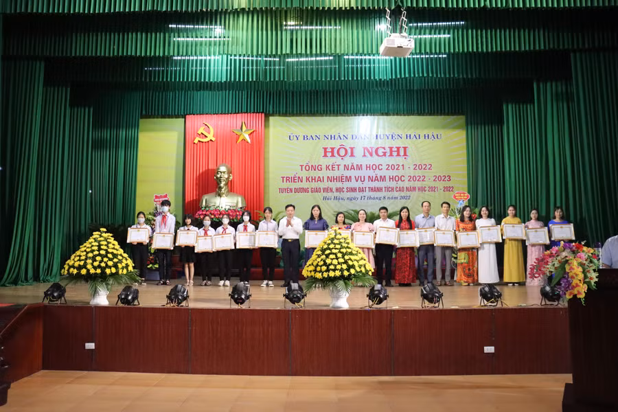 Các giáo viên và học sinh huyện Hải Hậu có thành tích xuất sắc được tuyên dương, khen thưởng.
