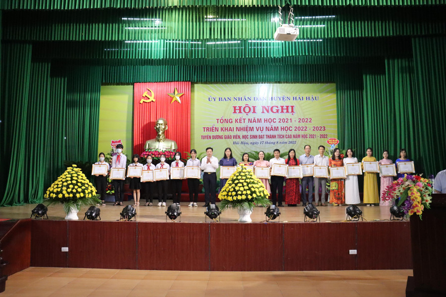 Các giáo viên và học sinh huyện Hải Hậu có thành tích xuất sắc được tuyên dương, khen thưởng. Các giáo viên và học sinh huyện Hải Hậu có thành tích xuất sắc được tuyên dương, khen thưởng.