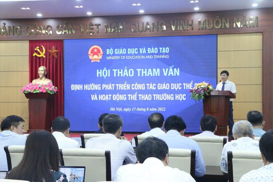 Vụ trưởng Vụ Giáo dục thể chất Nguyễn Thanh Đề báo cáo đề dẫn tại hội thảo.