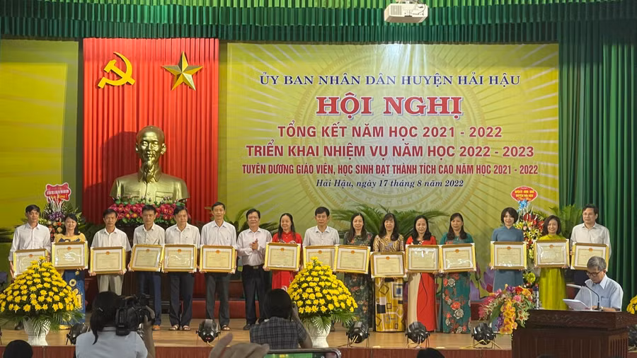 Giám đốc Sở GD&ĐT Nam Định Cao Xuân Hùng thay mặt lãnh đạo tỉnh tặng thưởng các tập thể, cá nhân của ngành giáo dục Hải Hậu có thành tích xuất sắc trong năm học vừa qua.