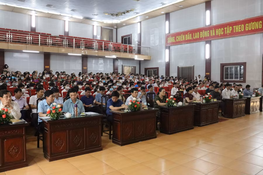Các đại biểu tham dự hội nghị Tổng kết năm học 2021-2022 của huyện Hải Hậu.