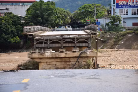 Sập cầu Thia: Thi thể cô giáo mầm non trôi về Phú Thọ