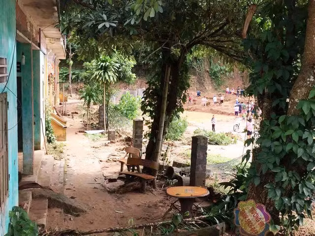 Trường học ở huyện Đà Bắc bị nước lũ hủy hoại dẫn đến hư hỏng nặng.