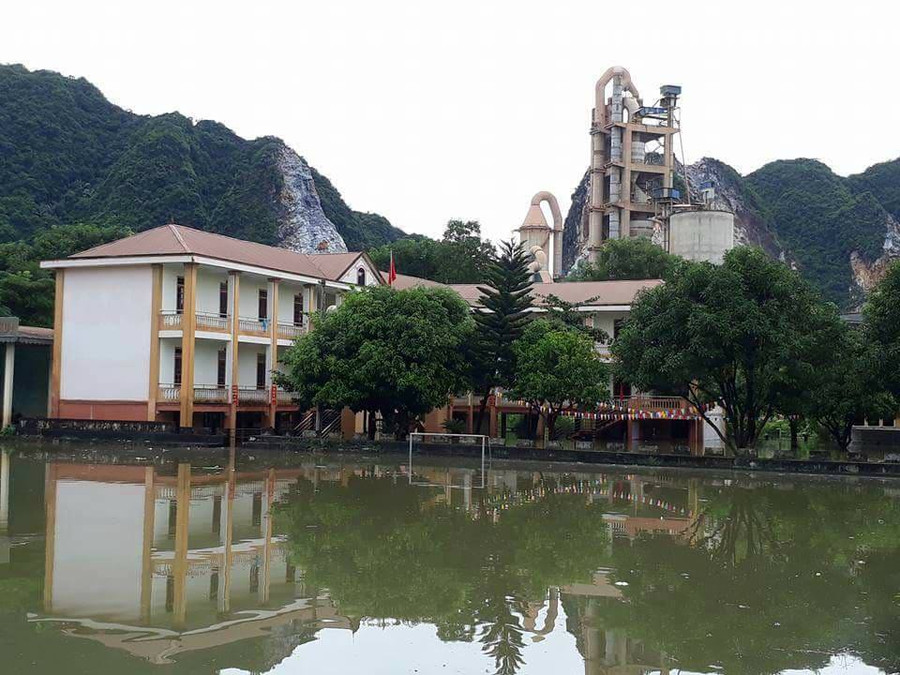 Do địa bàn thấp, trũng, trường THCS Hoa Sơn (Anh Sơn) cũng bị ngập cục bộ.