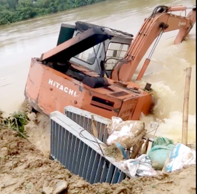 Thanh Hóa: Người “chỉ huy” đẩy máy múc xuống dòng nước xoáy cứu đê 