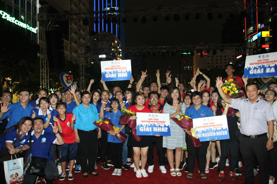 Ban Tổ chức, trao giải cho các đơn vị Quận huyện Đoàn tham gia sân chơi "Thử thách bước nhảy"