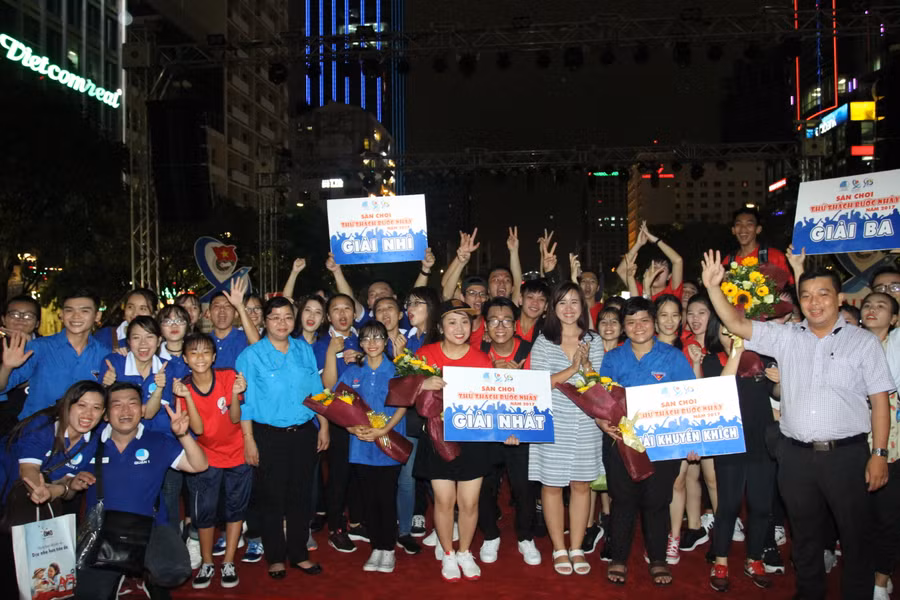 Ban Tổ chức, trao giải cho các đơn vị Quận huyện Đoàn tham gia sân chơi "Thử thách bước nhảy"