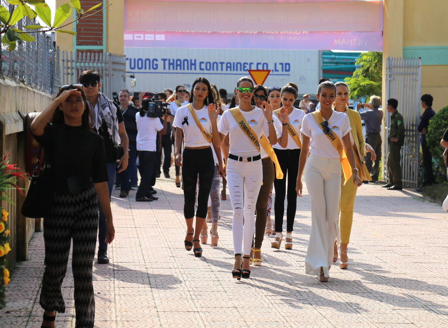 Thí sinh Miss Grand International 2017 đến Trường khuyết tật Quảng Xuân Thí sinh Miss Grand International 2017 đến Trường khuyết tật Quảng Xuân