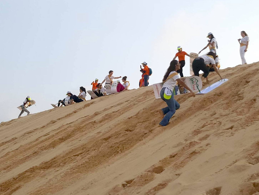 Thí sinh rất hào hứng khi trượt xuống đồi cát Thí sinh rất hào hứng khi trượt xuống đồi cát