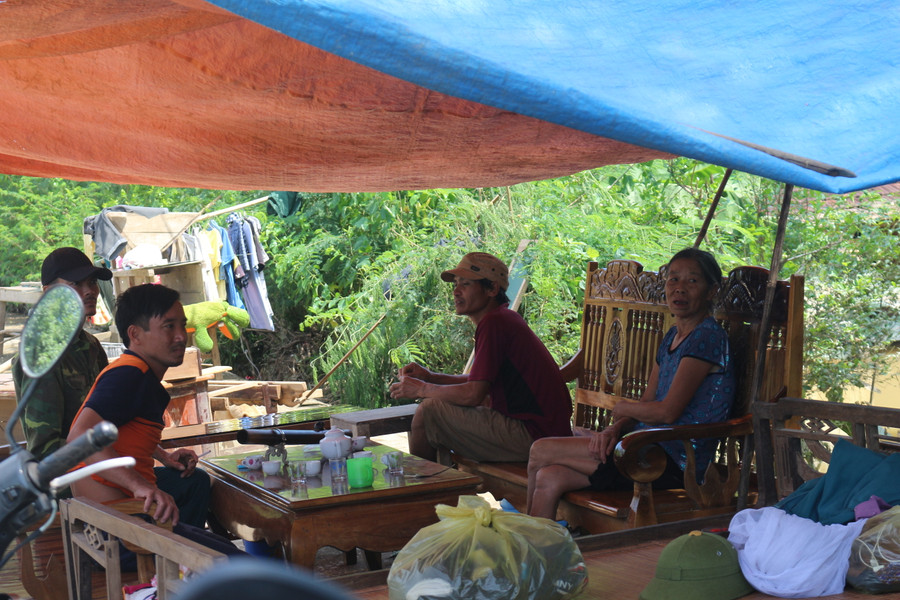 Người dân vẫn phải sinh hoạt trong lán tránh lụt