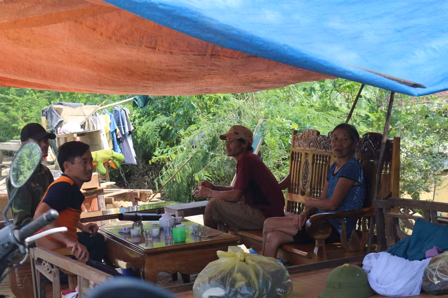 Người dân vẫn phải sinh hoạt trong lán tránh lụt