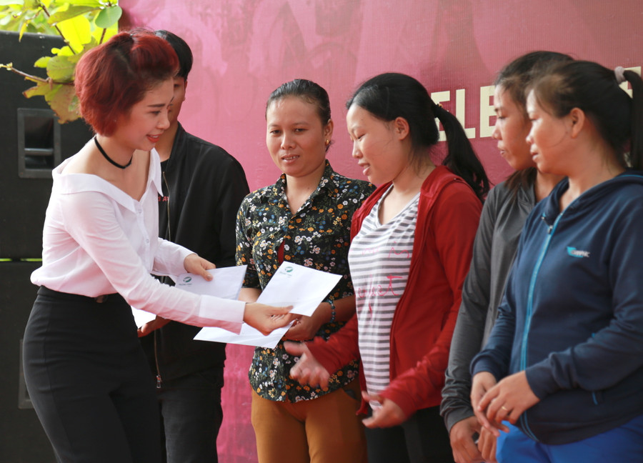 Bà Võ Phương Anh, giám đốc Sun spa resort tặng quà cho các hộ gia đình khó khăn bị ảnh hưởng bão số 10 Bà Võ Phương Anh, giám đốc Sun spa resort tặng quà cho các hộ gia đình khó khăn bị ảnh hưởng bão số 10