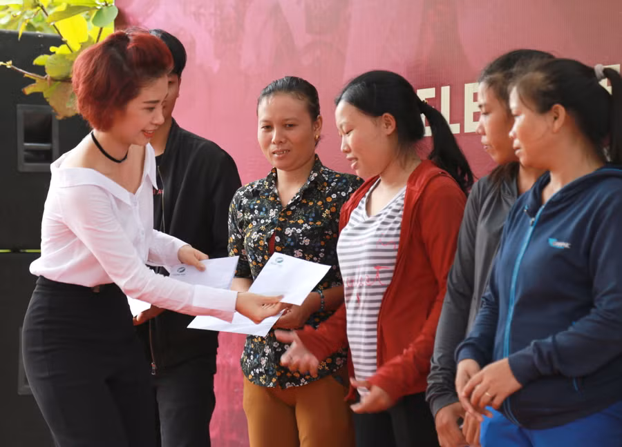 Bà Võ Phương Anh, giám đốc Sun spa resort tặng quà cho các hộ gia đình khó khăn bị ảnh hưởng bão số 10