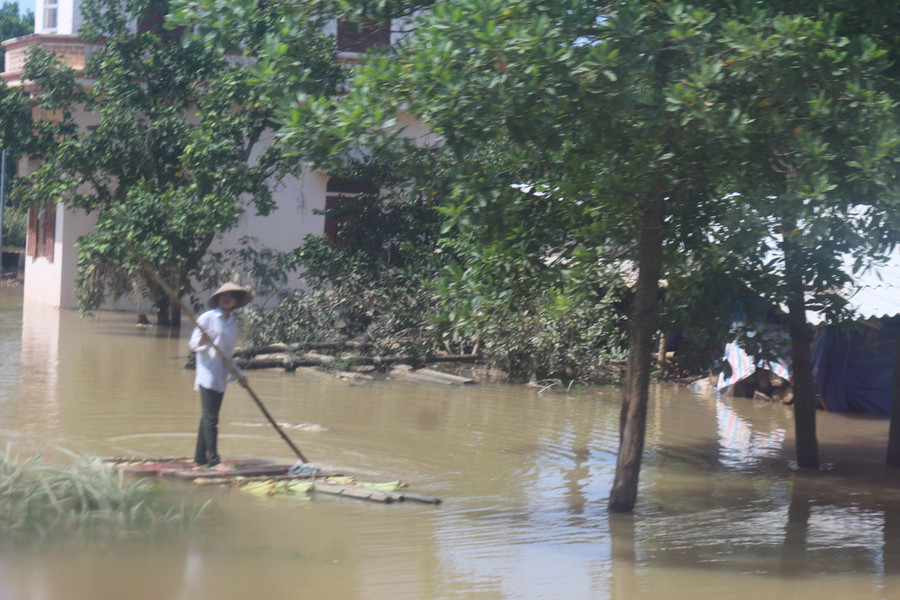 Bè mảng, xuồng thuyền là phương tiện chính để di chuyển vào vùng lũ