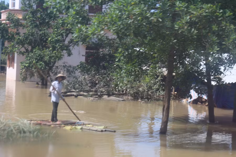Bè mảng, xuồng thuyền là phương tiện chính để di chuyển vào vùng lũ