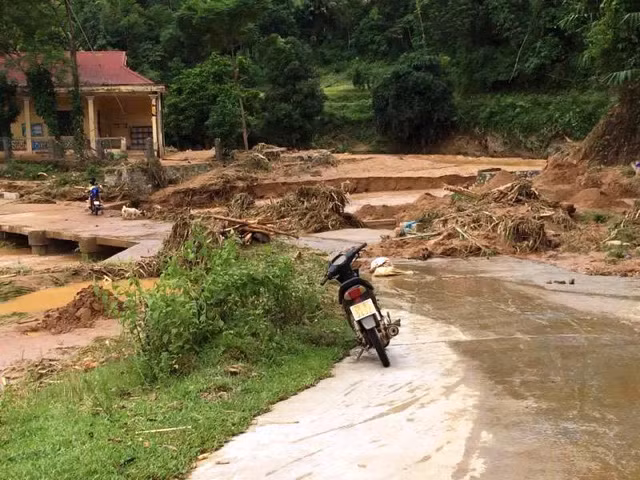 Đường đến trường nhiều nơi ở Hòa Bình vẫn còn rất khó khăn do mưa lũ tàn phá.