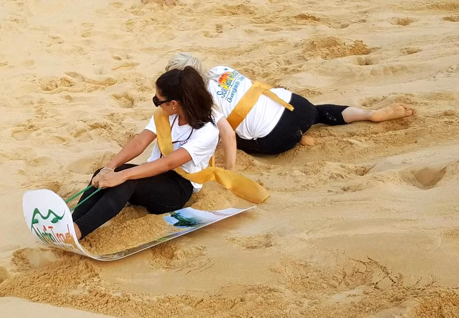 Hai thí sinh cùng trượt cát cùng một lần