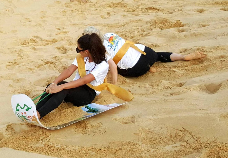 Hai thí sinh cùng trượt cát cùng một lần Hai thí sinh cùng trượt cát cùng một lần