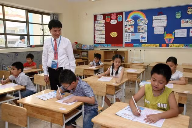 Các thí sinh đang làm bài thi