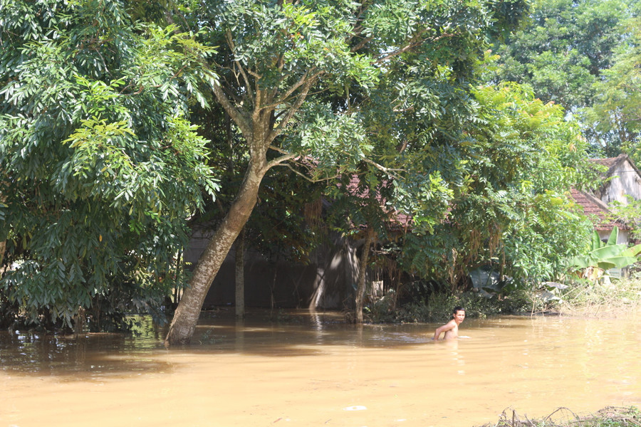 Nhiều hộ dân vẫn chìm sâu trong nước lũ