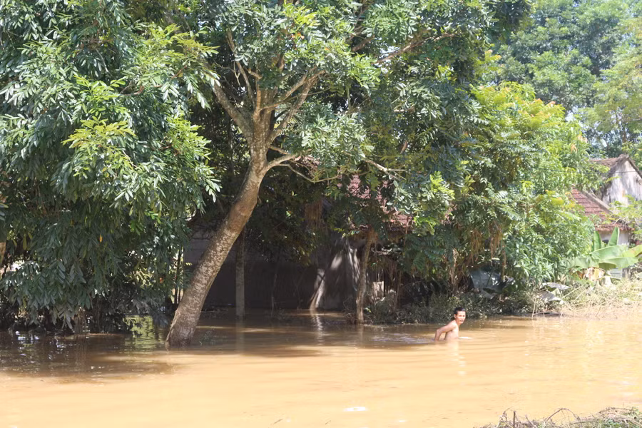 Nhiều hộ dân vẫn chìm sâu trong nước lũ