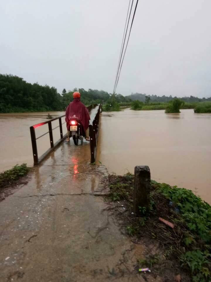 Cây cầu cao 12 m đi qua xã Thọ Sơn (Anh Sơn) bị nước lũ dâng lên ngang mặt cầu.