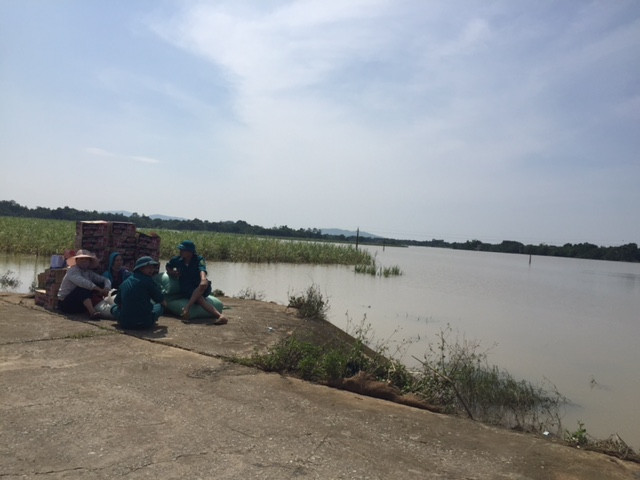 Lực lượng chức năng xã Thạch Định cứu trợ mì tôm và gạo cho dân vùng lũ