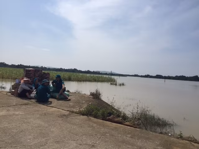 Lực lượng chức năng xã Thạch Định cứu trợ mì tôm và gạo cho dân vùng lũ