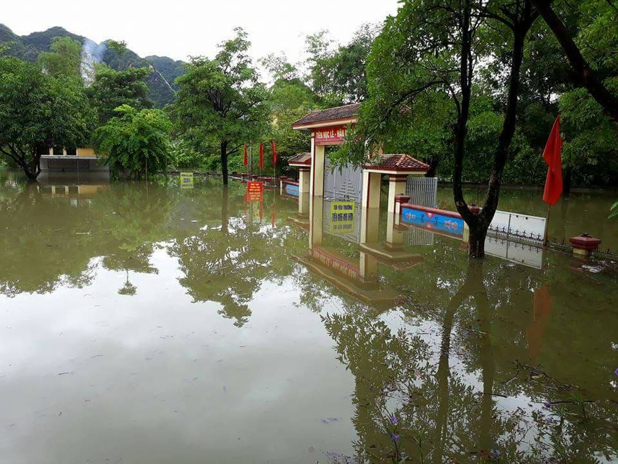 Trường Tiểu học 12/9 (xã Hội Sơn, Anh Sơn) nước ngập gần hết tầng trệt.