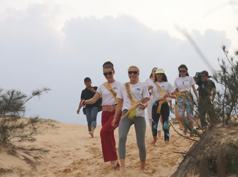 Thí sinh Miss Grand International 2017 rất vui sau khi đi trượt cát trở về Thí sinh Miss Grand International 2017 rất vui sau khi đi trượt cát trở về