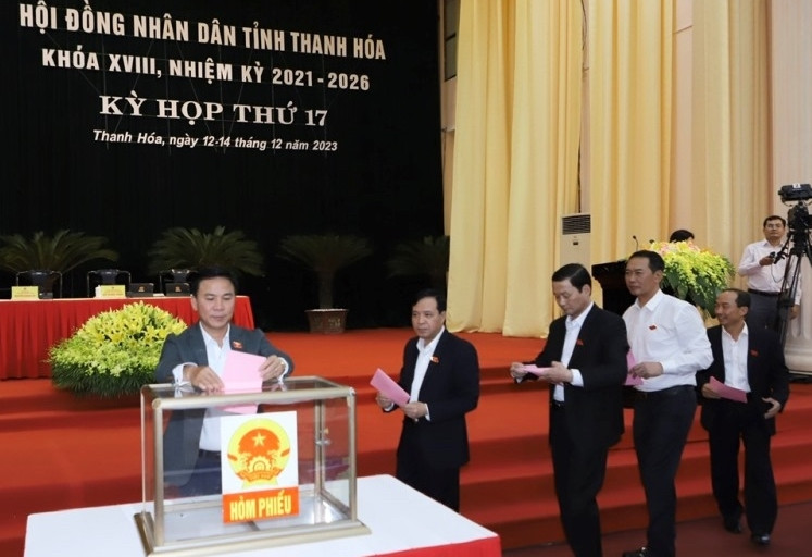 Các đại biểu bỏ phiếu tín nhiệm. (Ảnh: MH) Các đại biểu bỏ phiếu tín nhiệm. (Ảnh: MH)