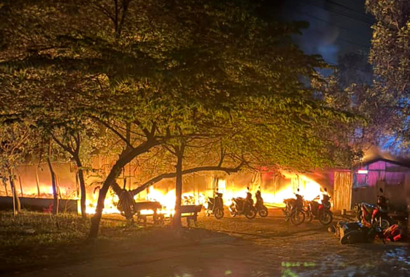 Một số xe được kịp thời đưa ra khỏi khu vực cháy. (Ảnh: CATH)