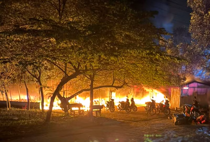 Một số xe được kịp thời đưa ra khỏi khu vực cháy. (Ảnh: CATH)