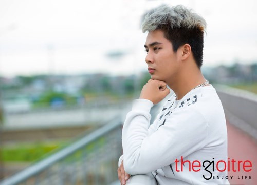 Sinh năm 1995, nhưng anh chàng Dẻo Mỏ đã có khả năng kiếm ra hàng chục triệu mỗi tháng từ công việc trang điểm và chụp ảnh.