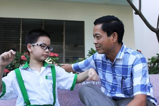 Thần đồng 7 tuổi nói thạo tiếng Anh