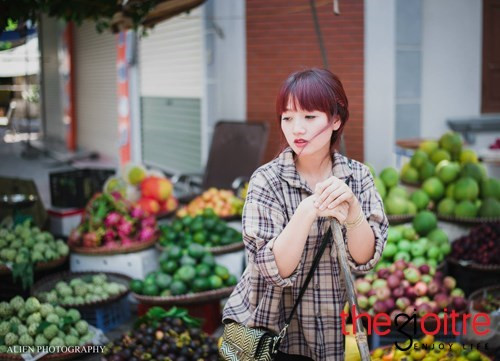 Hot girl bán hoa quả Huyền Trang.