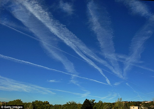 Trái đất bị đe dọa từ những vệt khói trắng trên bầu trời ảnh 4