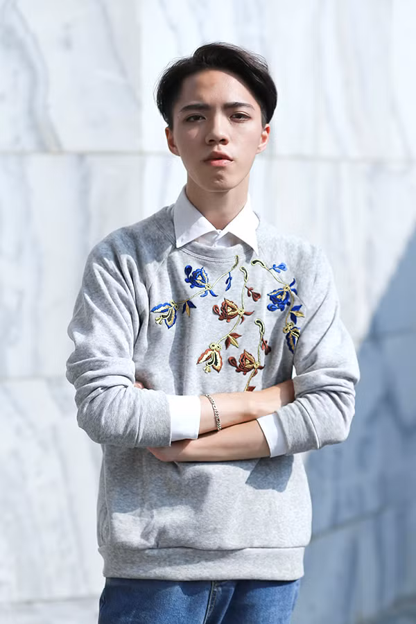 Sản phẩm thời trang DIY của Anh Đức. Với những chiếc áo đơn điệu, Đức có thể biến nó thành độc đáo, ấn tượng bằng nhữnng hoạ tiết lạ mắt. Đức có riêng những clip hướng dẫn làm những chiếc áo như thế này trên blog