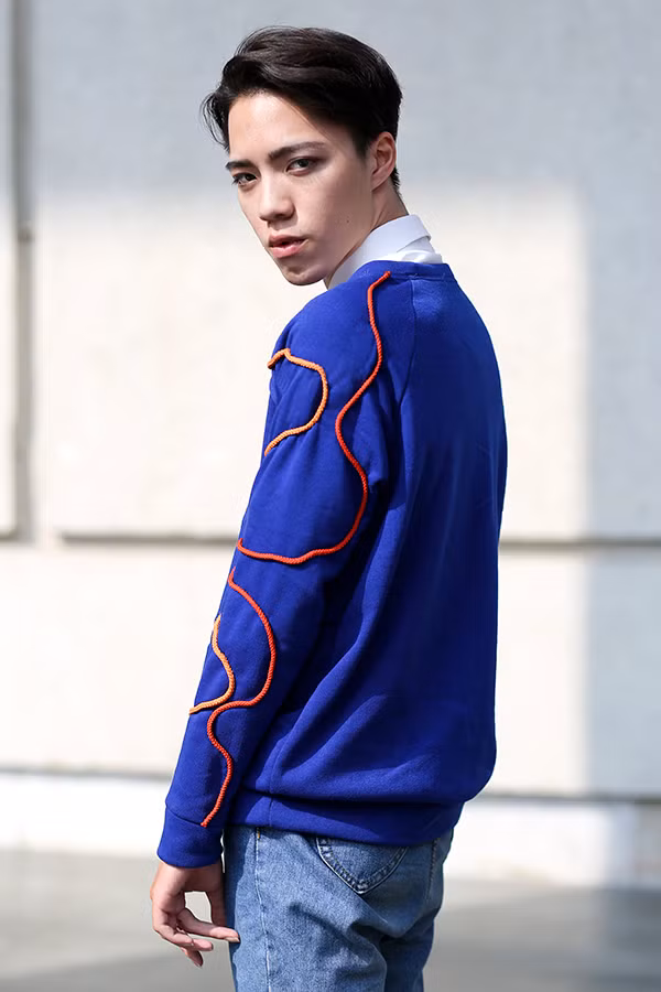 Hoặc là các tín đồ thời trang DIY cũng có thể tạo cho mình chiếc áo với dây thừng bện như thế này theo hướng dẫn của Đức