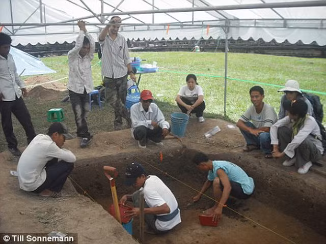 Nhóm khảo cổ học đang làm việc