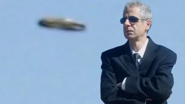  Nick Pope, cựu Bộ trưởng Quốc phòng Anh. 