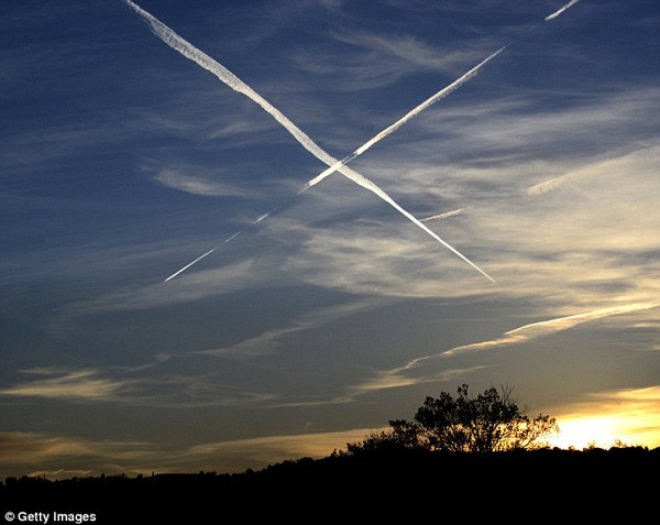 Trái đất bị đe dọa từ những vệt khói trắng trên bầu trời ảnh 3