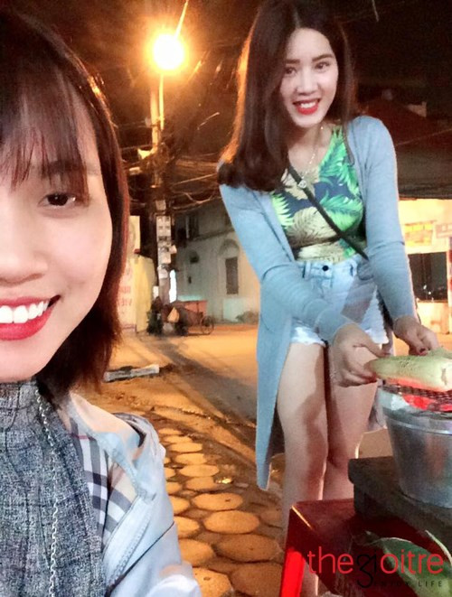 Khi được hỏi về xuất xứ bức ảnh, Quỳnh Anh trả lời do một khách đến mua ngô chụp và chia sẻ với bạn bè.