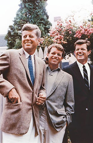 Lời nguyền bi kịch nào đeo bám gia tộc Kennedy suốt 7 thập kỷ ảnh 4 Ba anh em trong gia đình của Tổng thống Kennedy (John, Robert và Edward (hay Ted)), trong đó hai người qua đời vì bị ám sát. Ảnh: CNN