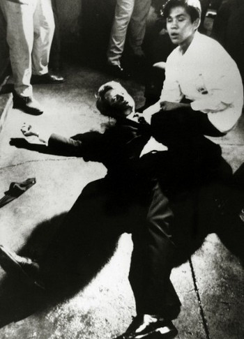 Lời nguyền bi kịch nào đeo bám gia tộc Kennedy suốt 7 thập kỷ ảnh 5 Thượng nghị sĩ Robert F. Kennedy, em trai cố tổng thống Kennedy, bị ám sát trong buổi vận động tranh cử năm 1968. Ảnh: CNN