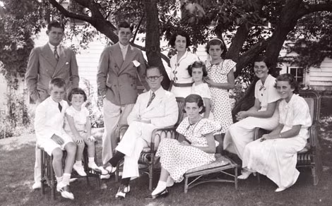 Rosemary (người ngồi thứ 2 từ phải qua) cùng gia đình